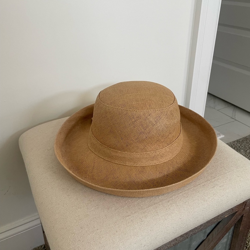 Brimmed hat w/ bow in the back